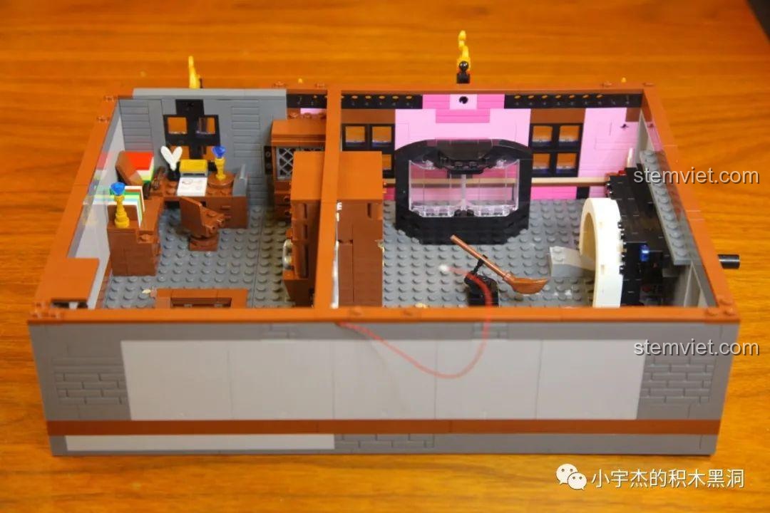 Góc nhìn khác của tầng 2 bộ Mould King 16039, cho thấy sự thay đổi về diện tích so với tầng 1.