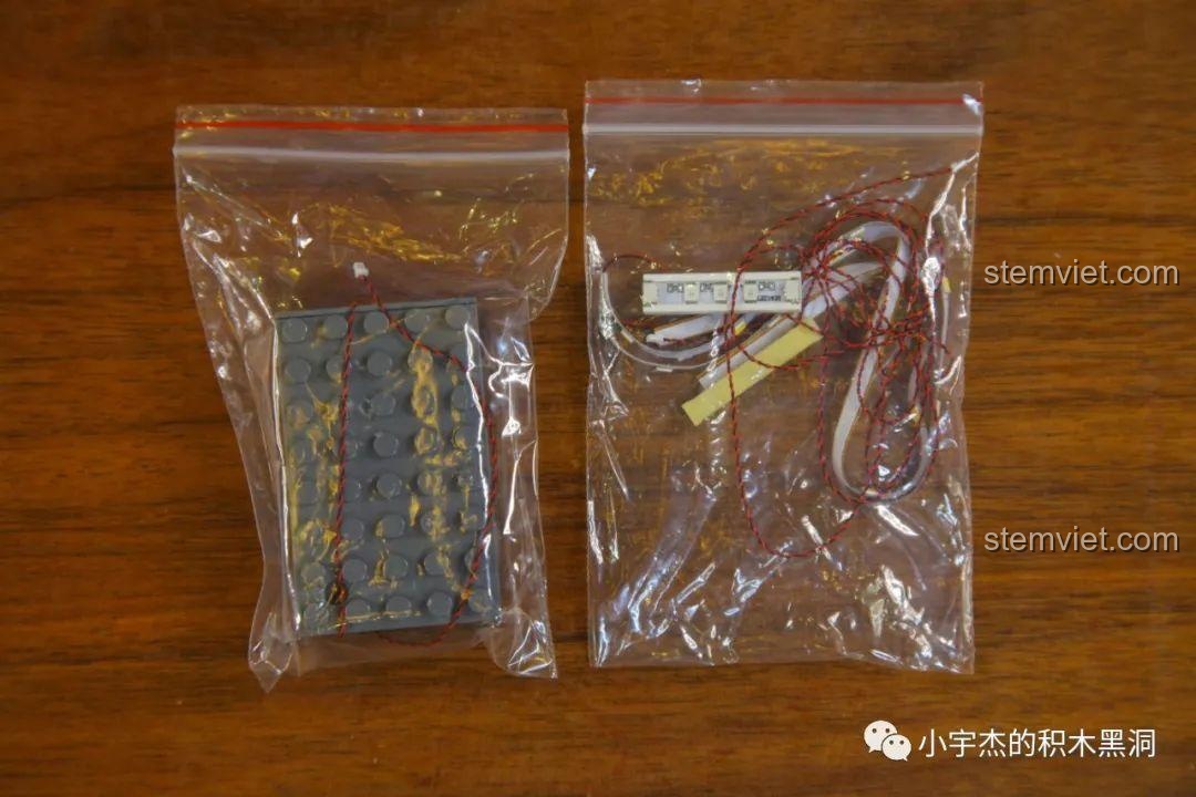 Bộ đèn LED và hộp pin đi kèm trong bộ Mould King 16039 Cửa hàng phép thuật chất lượng cao.