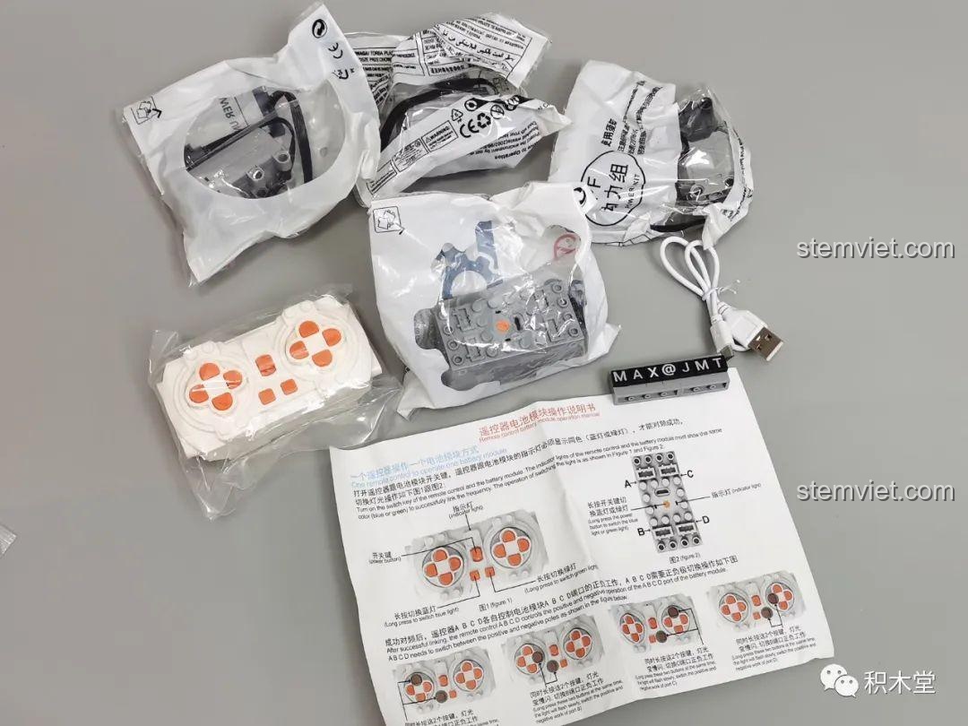 Bộ điều khiển từ xa và các động cơ của bộ đồ chơi Xe Trộn Bê Tông Tycole T4005, sẵn sàng hoạt động.