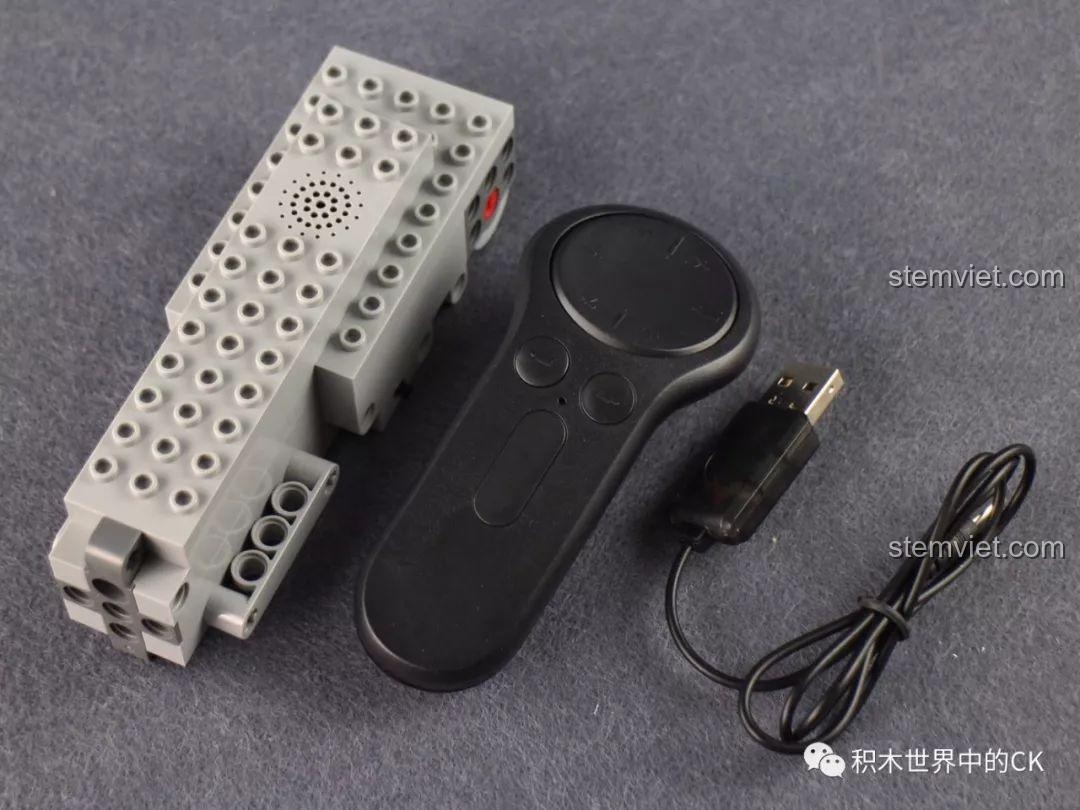 Cận cảnh mô-đun thông minh, điều khiển từ xa và cáp sạc USB của bộ rồng Mould King.