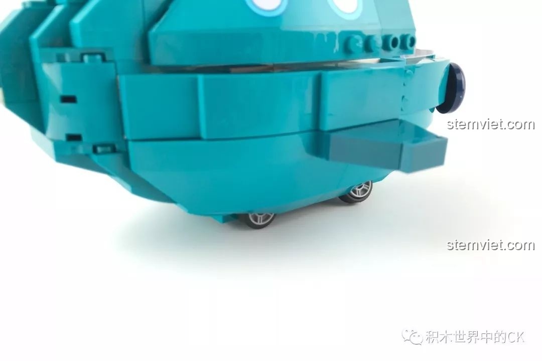 Bánh xe dưới gầm của bộ đồ chơi QMAN 3703, giúp tàu di chuyển trên mặt phẳng dễ dàng.