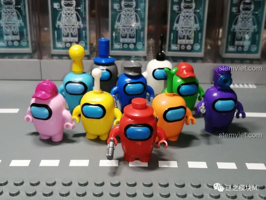 Toàn bộ các phi hành gia trong bộ đồ chơi Among Us PRCK 69702, đầy đủ màu sắc và phụ kiện, sẵn sàng cho cuộc phiêu lưu.