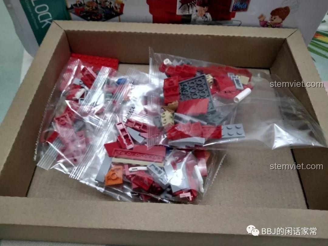 Mở hộp bộ đồ chơi Quầy bán nước giải khát cho trẻ em trên 6 tuổi, có hộp carton phụ bên trong.