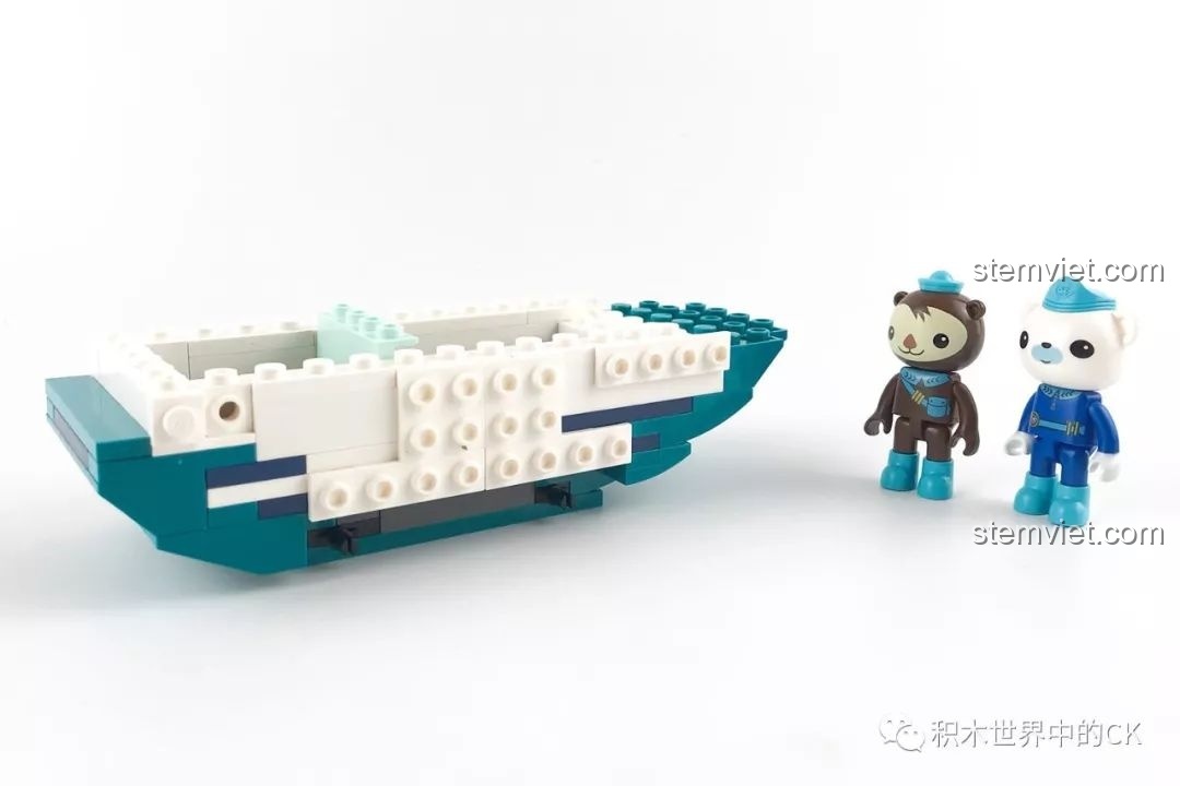 Quá trình lắp ráp phần thân của bộ đồ chơi Tàu Ngầm Cá Đèn Lồng 3703 chất lượng cao giá tốt.