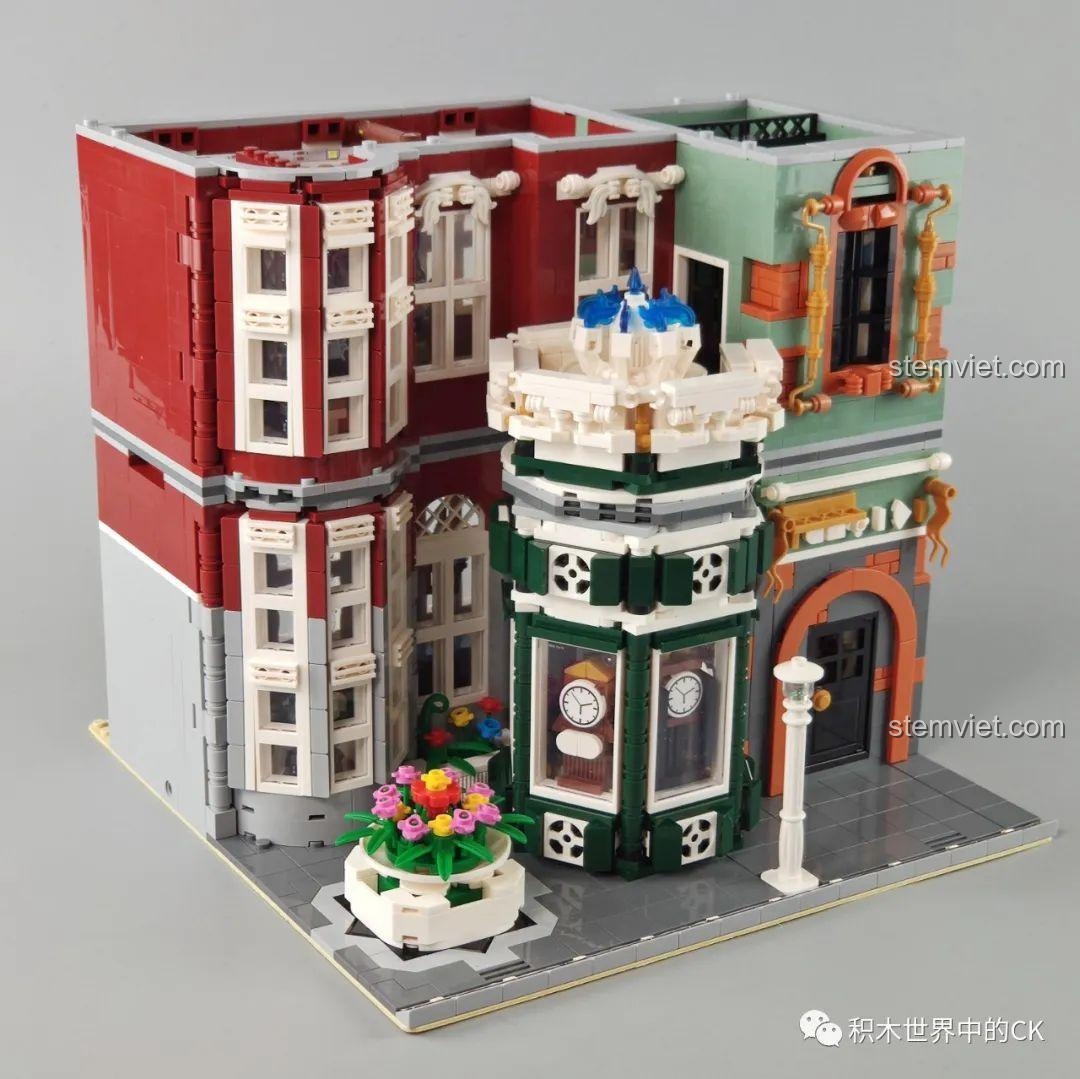 Lắp ráp tầng 2 lên trên tầng 1 của mô hình Tòa nhà Phố Cổ Mould King.