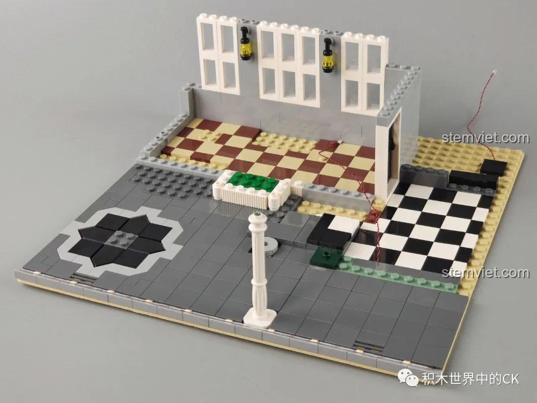 Giai đoạn đầu lắp ráp tầng 1 của Tòa nhà Phố Cổ Mould King 16005.