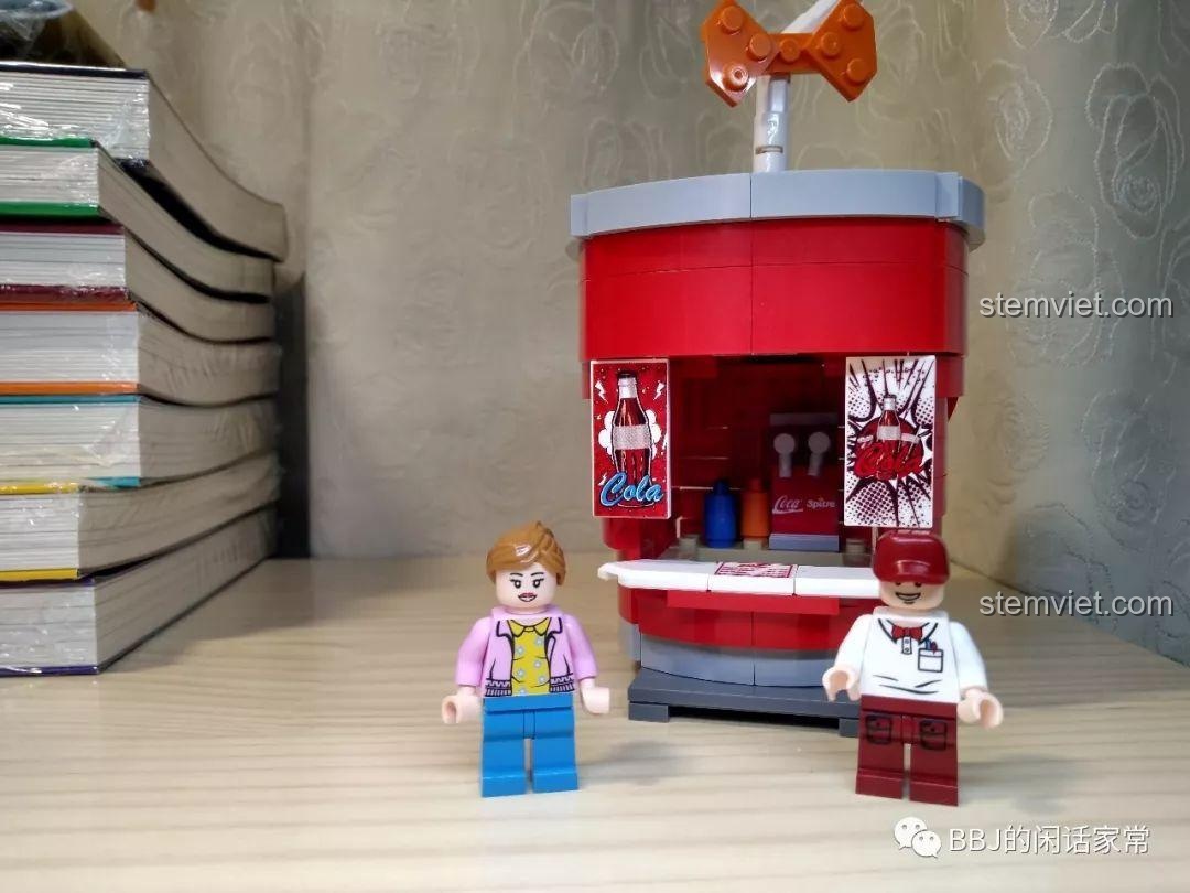 Mô hình Cửa hàng nước ngọt Sembo 601056 đặt cạnh một mô hình cửa hàng hamburger khác.