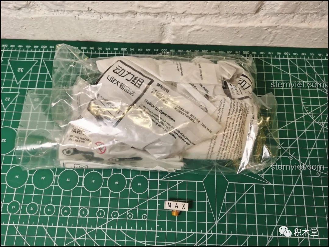 Bộ động cơ Power Functions đi kèm với bộ lắp ráp Happy Build YC-QC004, bao gồm các motor và pin, sẵn sàng biến mô hình thành xe điều khiển.