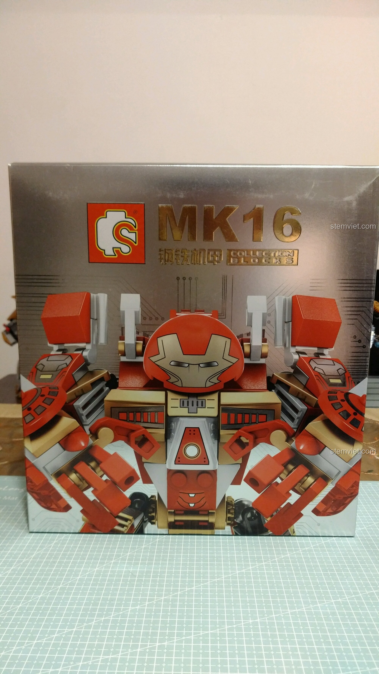 Mặt trước hộp bộ lắp ráp Iron Man Mecha MK16 Sembo 60001, thể hiện hình ảnh bộ giáp màu đỏ vàng mạnh mẽ cho bé trai 6 tuổi.