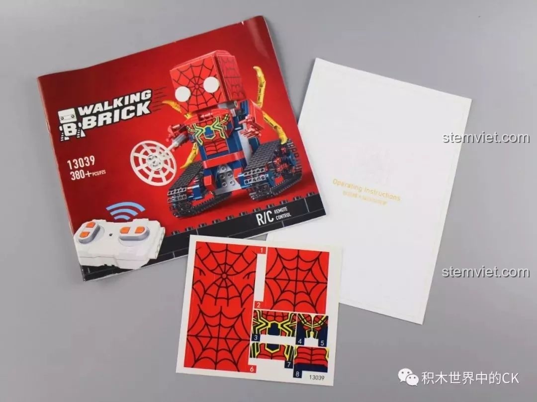 Sách hướng dẫn, tờ sticker và bộ điều khiển của bộ đồ chơi Robot Spider-Man 13039.