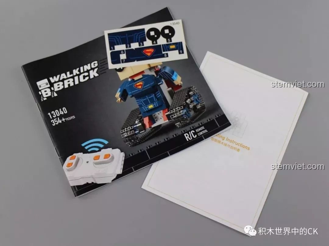 Sách hướng dẫn, tờ sticker và bộ điều khiển của bộ đồ chơi Robot Superman 13040.