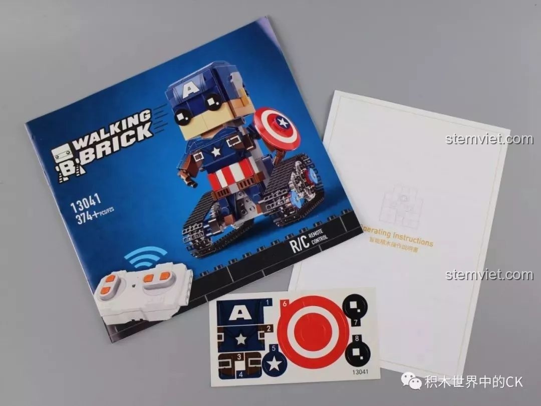 Sách hướng dẫn, tờ sticker và bộ điều khiển của bộ đồ chơi Robot Captain America 13041.