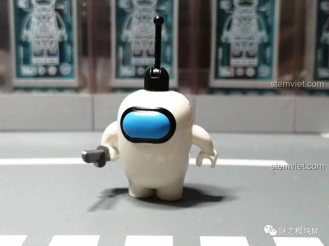 Phi hành gia Trắng từ bộ khối lắp ghép Among Us PRCK 69702, cầm dao, thiết kế đơn giản nhưng tinh tế, dễ lắp ráp.