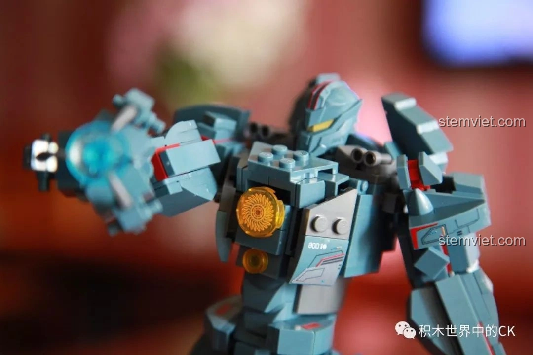 Cận cảnh chi tiết vũ khí điện từ của robot Gipsy Avenger từ bộ Sluban M38-B0726A, với hiệu ứng ánh sáng xanh. Đánh giá Sluban M38 B0726A Người Máy Gipsy Avenger Phục Thù Lang Thang.