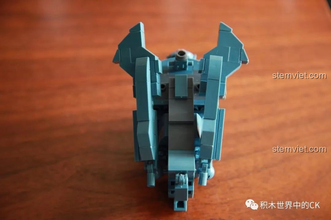 Phần lưng của robot Gipsy Avenger sau khi lắp ráp các chi tiết cánh, nhìn từ trên xuống. Đánh giá Sluban M38 B0726A Người Máy Gipsy Avenger Phục Thù Lang Thang.