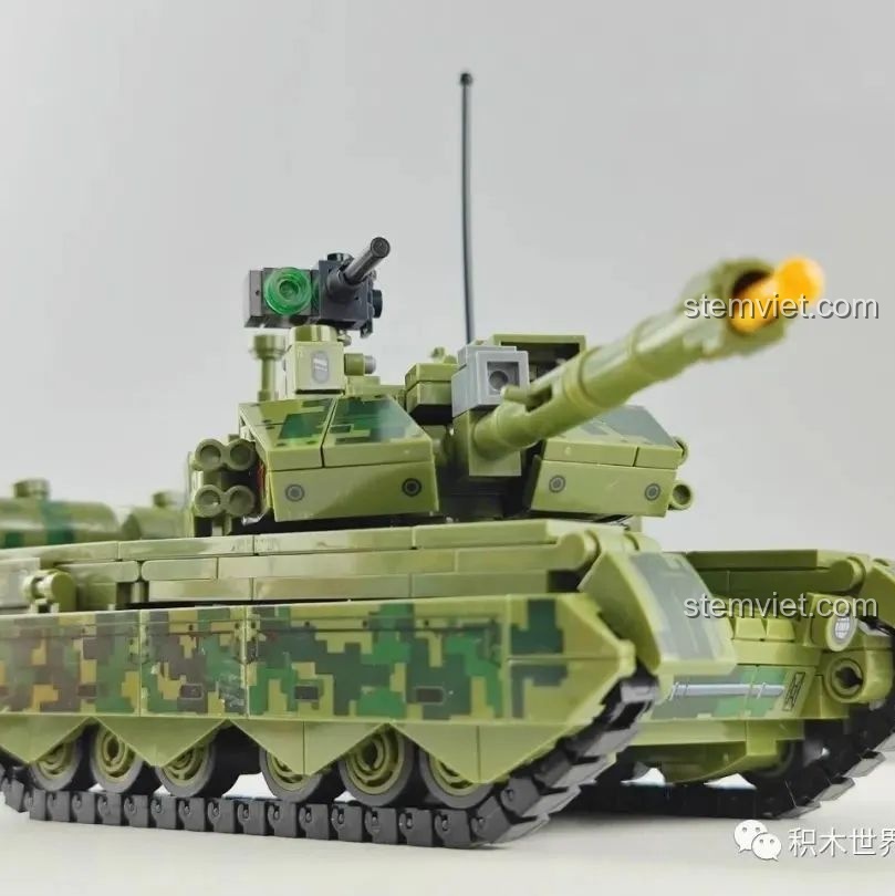 Góc nhìn khác của mô hình xe tăng 99A phiên bản trung bình, với màu sắc và họa tiết rằn ri đặc trưng.