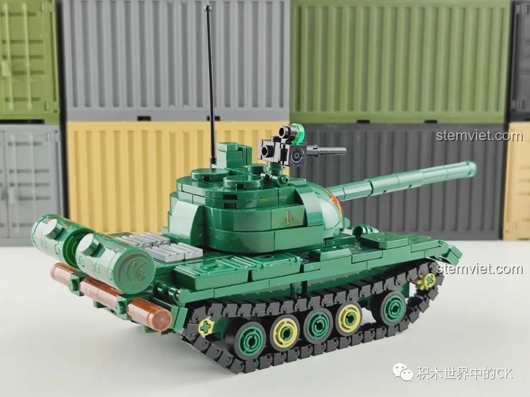 Góc nhìn chéo phía trước của mô hình bộ khối lắp ghép Xe tăng Type 59 105 giá bình dân, thể hiện sự cân đối và mạnh mẽ.