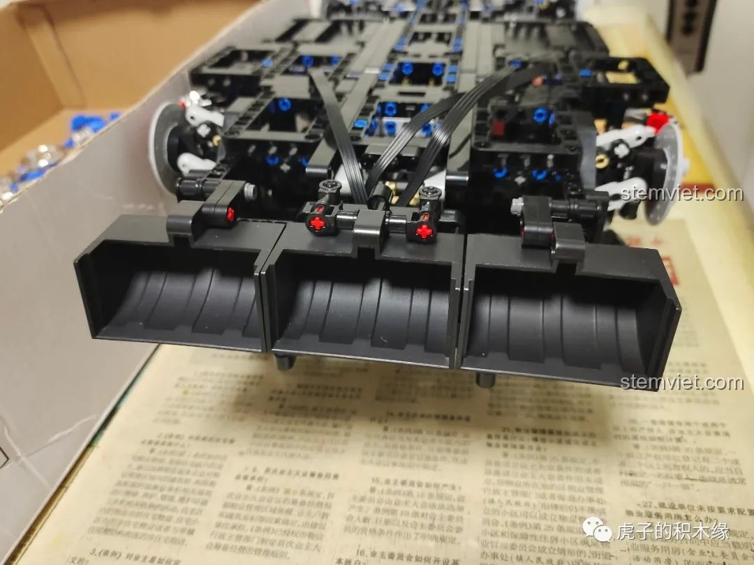 Cận cảnh bộ khuếch tán gió phía sau của xe Mould King 13108, được lắp ráp từ các mảnh ghép technic.