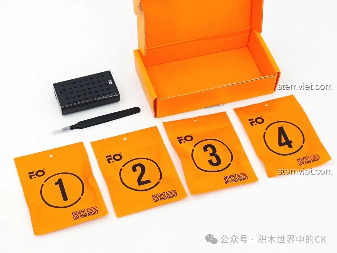 Bộ kit đèn LED đi kèm bộ lắp ráp FunWhole 9015 Khu Chợ Thời Trung Cổ, gồm hộp pin, nhíp và các túi đèn được đánh số.