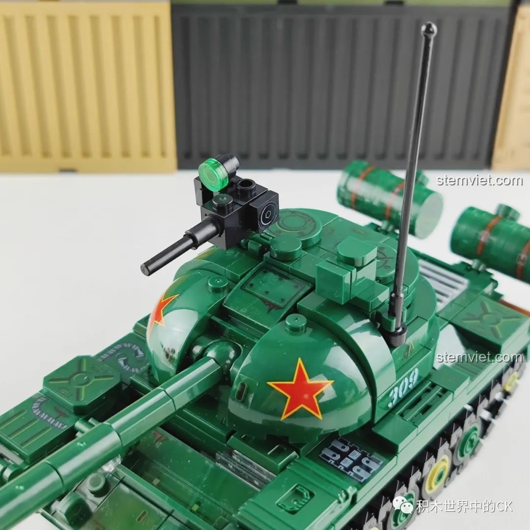 Góc nhìn khác của tháp pháo trên mô hình bộ lắp ghép 203105 giá bình dân, thể hiện chi tiết súng máy và ăng-ten.