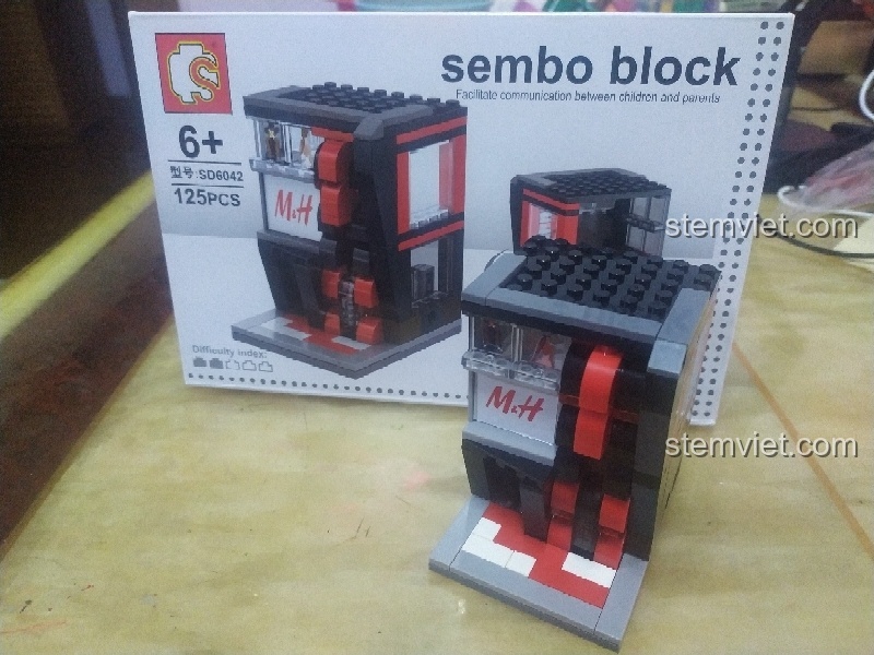Mô hình Cửa hàng quần áo M&H mini Sembo Block SD6042 hoàn chỉnh, đặt cạnh vỏ hộp để so sánh kích thước.