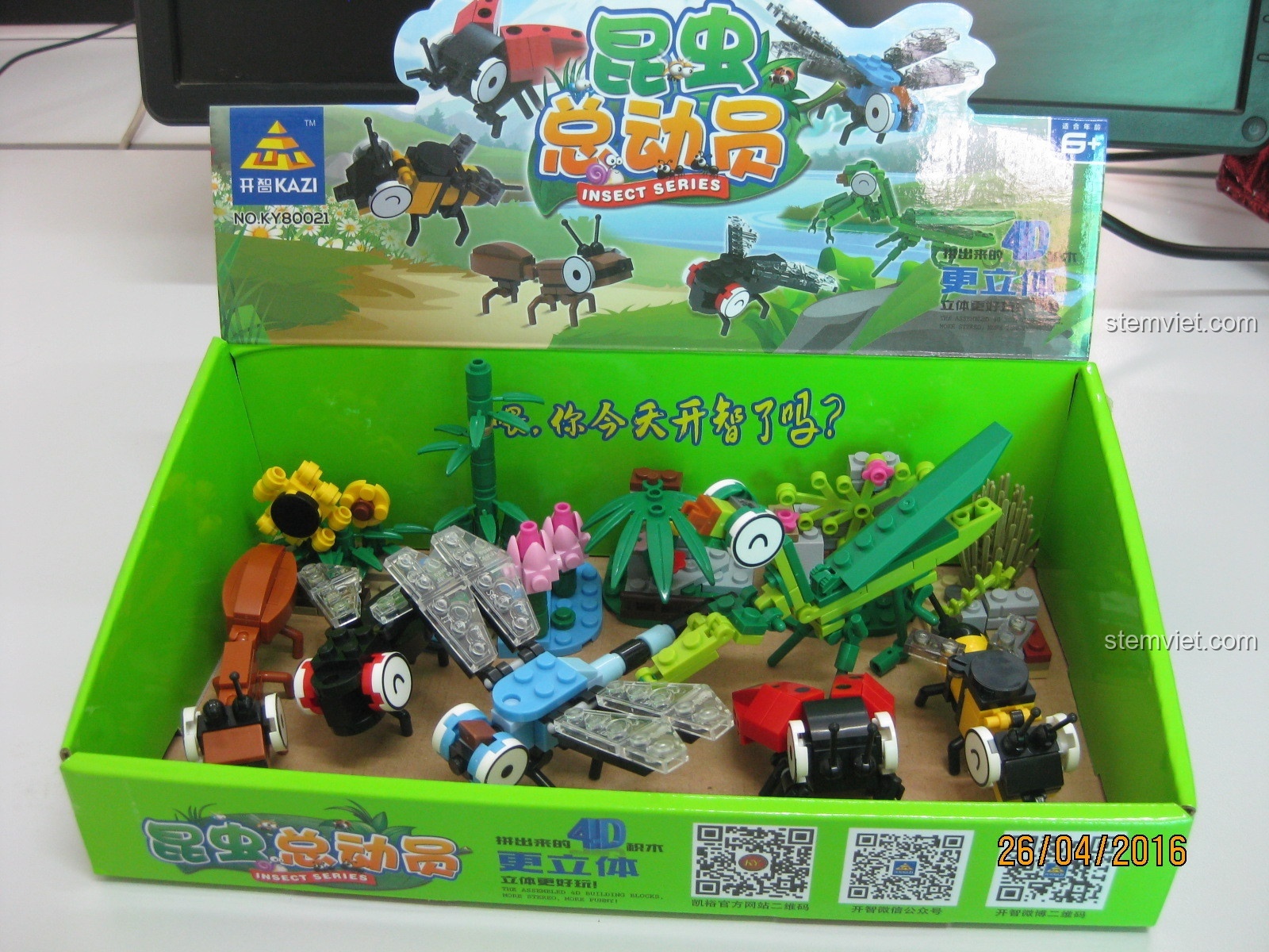 Toàn bộ 6 mô hình côn trùng được trưng bày bên trong hộp giấy của bộ lắp ghép Mô hình Bọ Cánh Cam 80021.