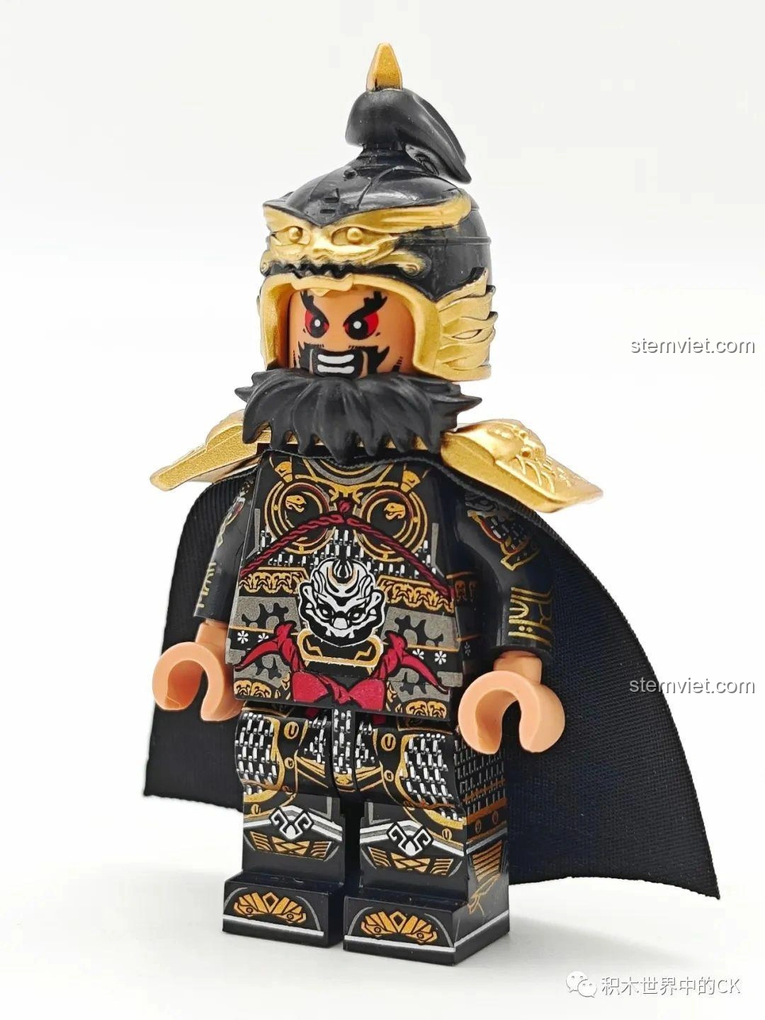 Bộ lắp ghép Ngũ Hổ Tướng 20801 chất lượng cao giá tốt: Cận cảnh minifigure Trương Phi với giáp trụ vàng đen, chi tiết in ấn sắc nét.