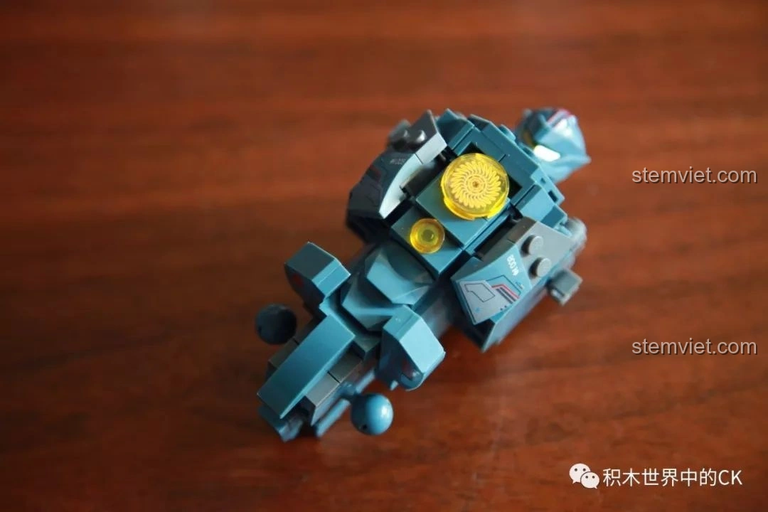 Phần thân trên của robot Gipsy Avenger đang được lắp ráp, với chi tiết 'trái tim' cơ khí màu vàng. Nhận xét Sluban M38 B0726A Robot Gipsy Avenger.