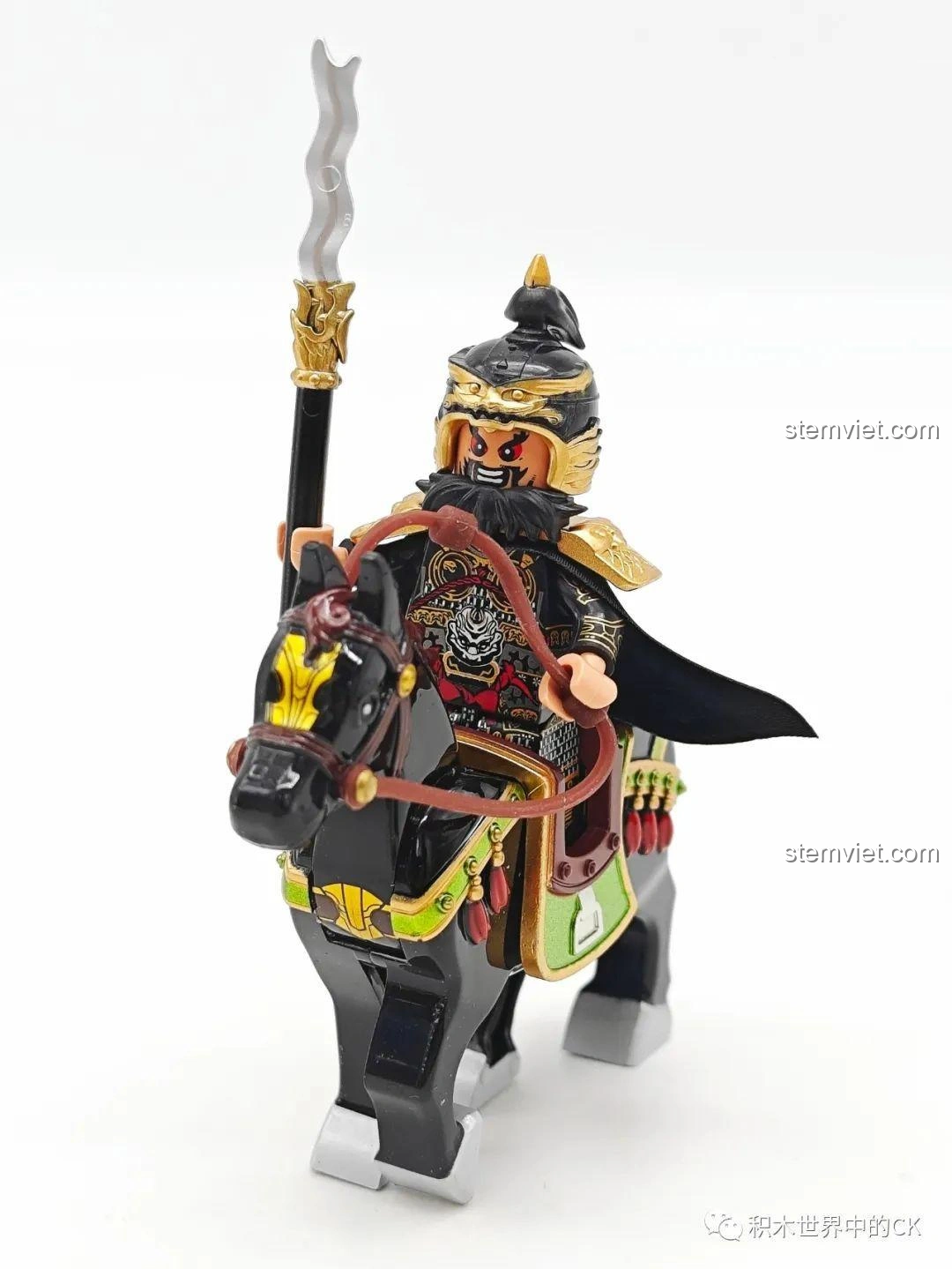 Bộ lắp ghép Ô Vân Đạp Tuyết cho trẻ em trên 8 tuổi: Trương Phi cưỡi ngựa Ô Vân Đạp Tuyết, tư thế chiến đấu mạnh mẽ, rất ấn tượng.