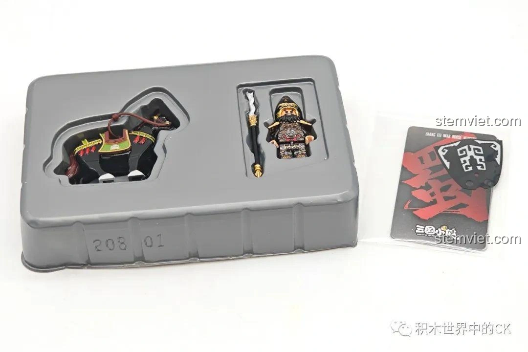 Bộ lắp ghép Trương Phi cho bé 8+: Nội dung bên trong hộp, bao gồm minifigure, ngựa và các phụ kiện nhỏ, được sắp xếp khoa học.