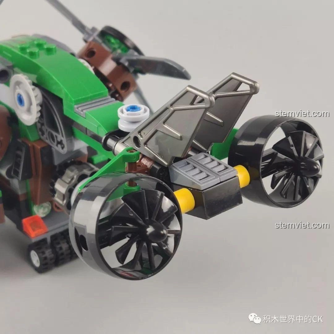 Toàn bộ bộ đồ chơi lắp ráp Winner 5101 Trực thăng Đại bàng Xanh: Chiến dịch Mũi Tên Sắc đã hoàn thành, bao gồm trực thăng, xe máy và hai minifigure.