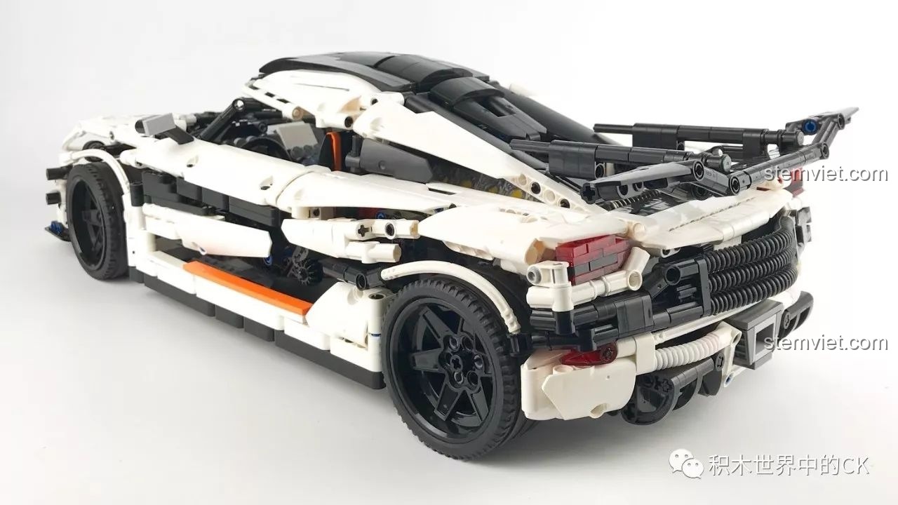 Bộ lắp ghép Xe đua Koenigsegg One:1 cho con trai trên 16 tuổi, ảnh chụp sản phẩm hoàn thiện từ góc 3/4 phía sau.