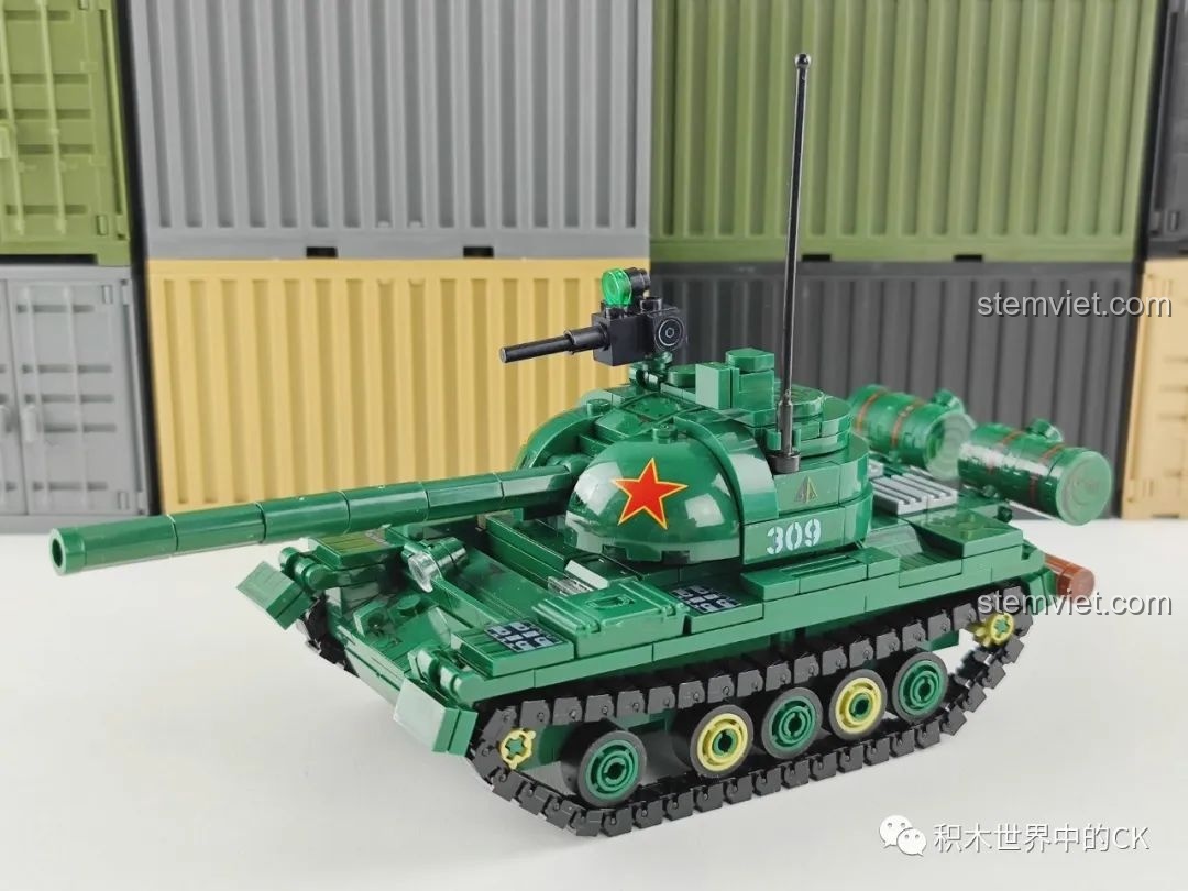 Mô hình xe tăng Type 59 hoàn chỉnh đặt trên nền các khối container, thể hiện sự vững chắc và mạnh mẽ.