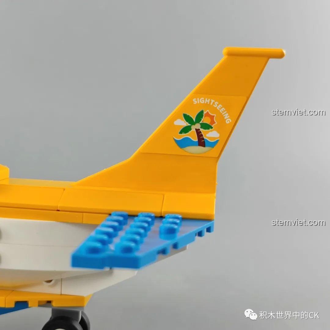 Toàn bộ bộ lắp ráp GUDI 10501 Máy bay tham quan Yakai hoàn chỉnh, bao gồm máy bay, xe điện sân golf, biển chào mừng và hai nhân vật minifigure.