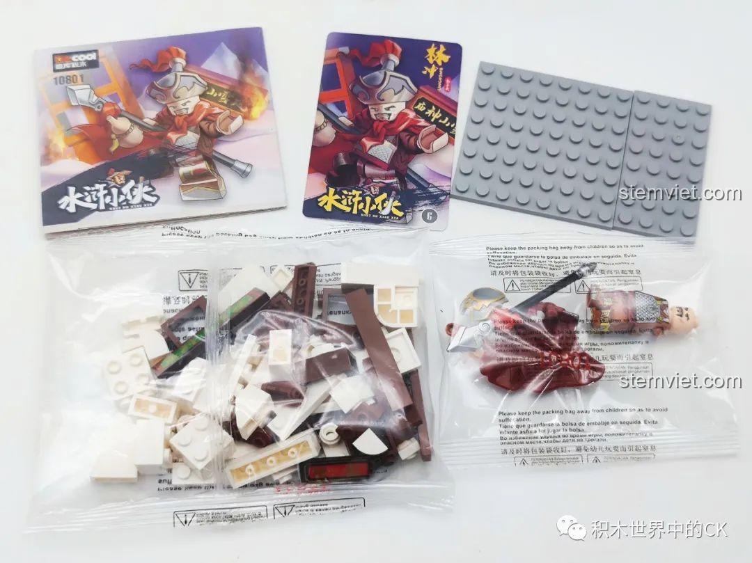 Bộ lắp ráp Decool 10801 Lâm Xung Báo Tử Đầu khi mở hộp, bao gồm sách hướng dẫn, thẻ bài, đế trưng bày và các túi mảnh ghép.