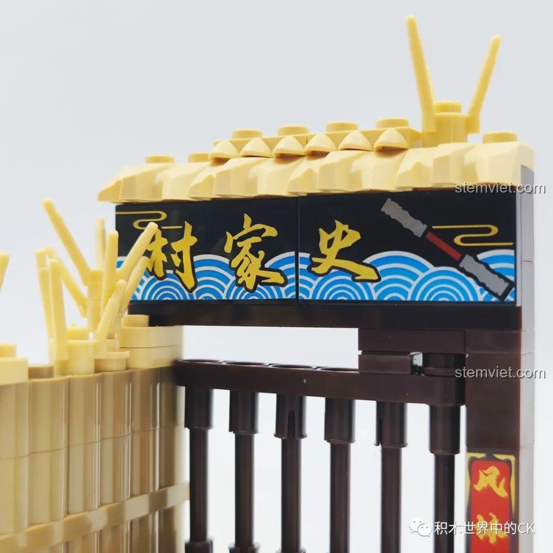 Bộ lắp ráp Decool 10803 Lỗ Trí Thâm khi mở hộp, bao gồm sách hướng dẫn, thẻ bài, đế trưng bày và các túi mảnh ghép.