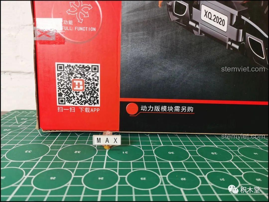 Chi tiết góc hộp bộ lắp ráp Happy Build YC-QC004, nhấn mạnh thông tin về việc mua thêm bộ động cơ điều khiển từ xa, trong review McLaren P1.