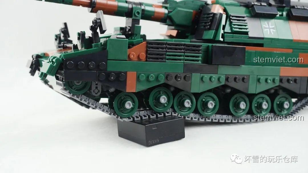 Chi tiết hệ thống treo và bánh xích của bộ lắp ráp Pháo Tự Hành Panzerhaubitze 2000 Xingbao XB06047