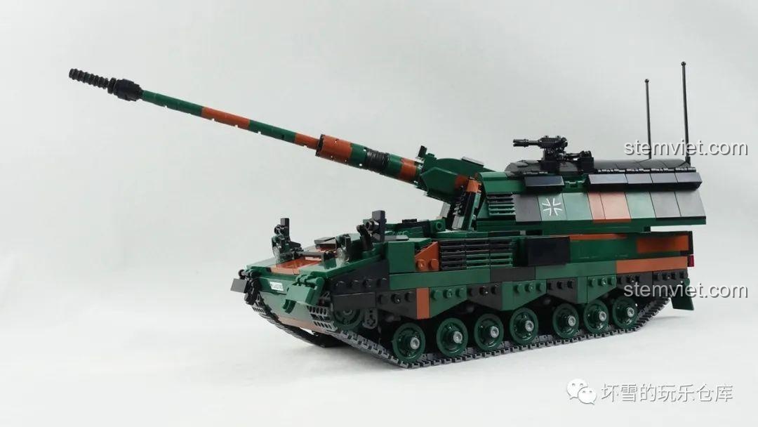 Góc nhìn nghiêng của mô hình Pháo Tự Hành Panzerhaubitze 2000 Xingbao XB06047