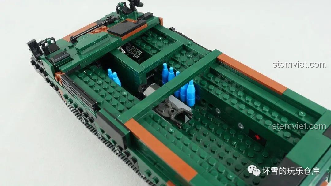 Cận cảnh khoang chứa đạn và cơ chế nạp đạn của bộ lắp ráp Pháo Tự Hành Panzerhaubitze 2000 Xingbao XB06047