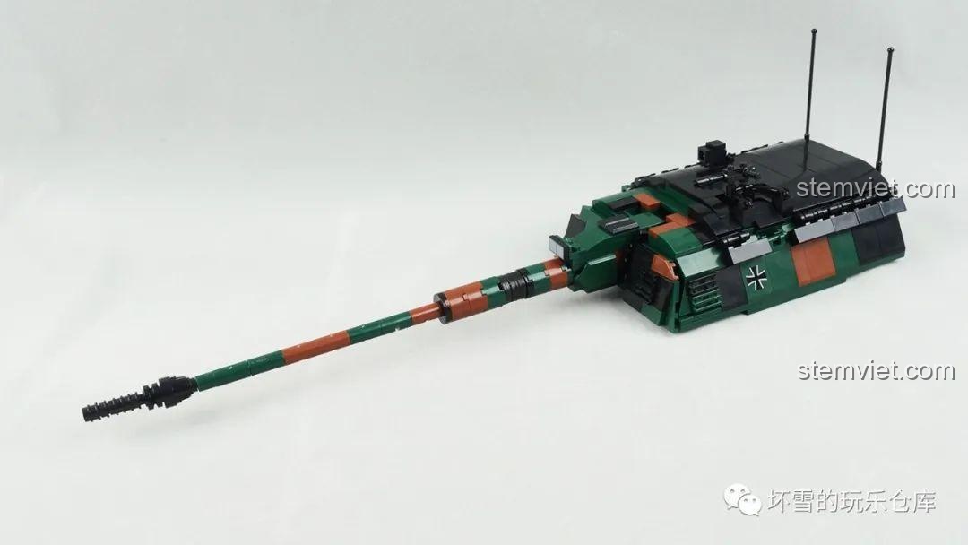 Nòng pháo dài của bộ lắp ráp Pháo Tự Hành Panzerhaubitze 2000 Xingbao XB06047