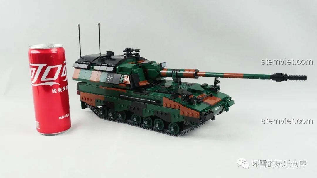 So sánh kích thước mô hình Pháo Tự Hành Panzerhaubitze 2000 Xingbao XB06047 với lon nước