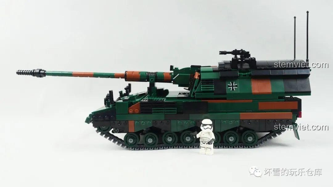So sánh kích thước mô hình Pháo Tự Hành Panzerhaubitze 2000 Xingbao XB06047 với minifigure