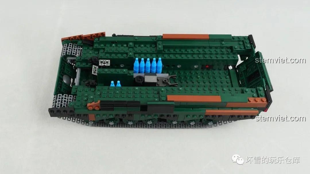 Thân xe với các tấm giáp đã được gắn vào của bộ lắp ráp Pháo Tự Hành Panzerhaubitze 2000 Xingbao XB06047