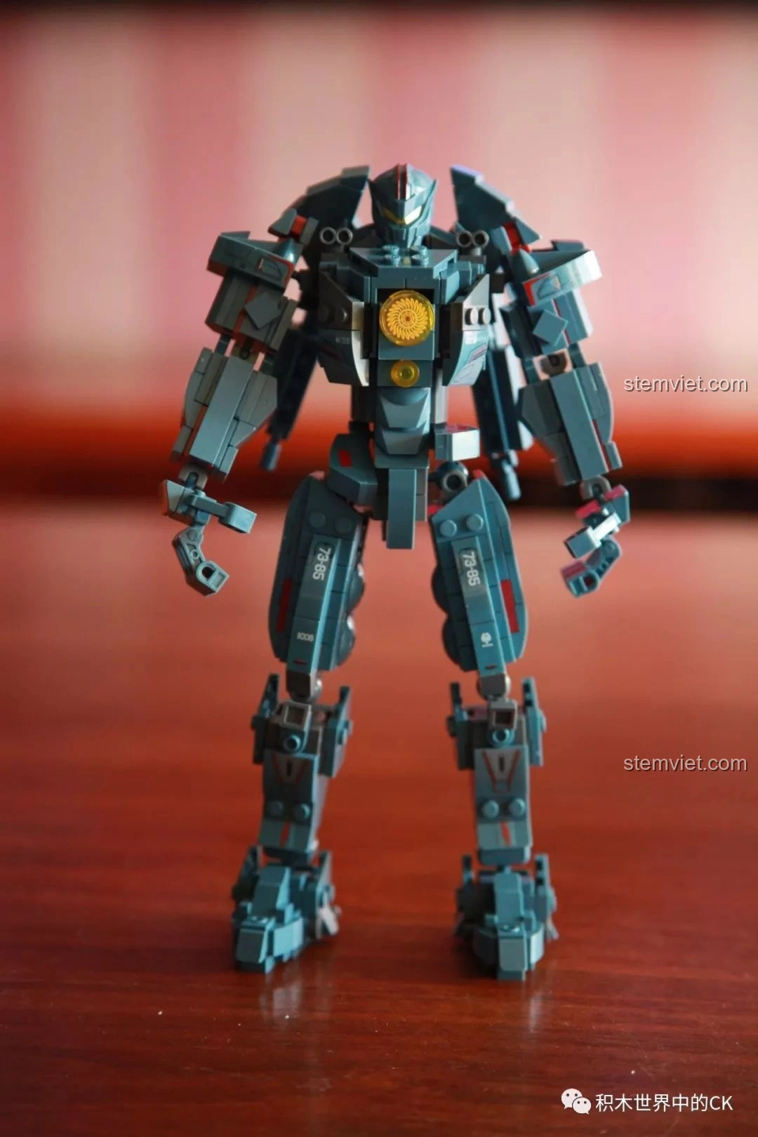 Robot Gipsy Avenger từ bộ Sluban M38-B0726A đã lắp ráp hoàn chỉnh phần thân và chân, chưa có tay. Cảm nhận Sluban M38 B0726A Người Máy Gipsy Avenger.