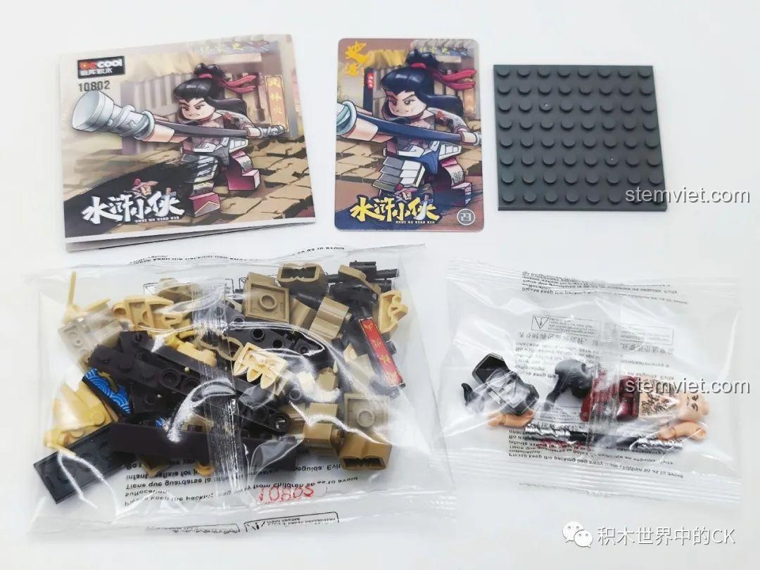 Bộ lắp ráp Decool 10802 Sử Tiến khi mở hộp, bao gồm sách hướng dẫn, thẻ bài, đế trưng bày và các túi mảnh ghép.