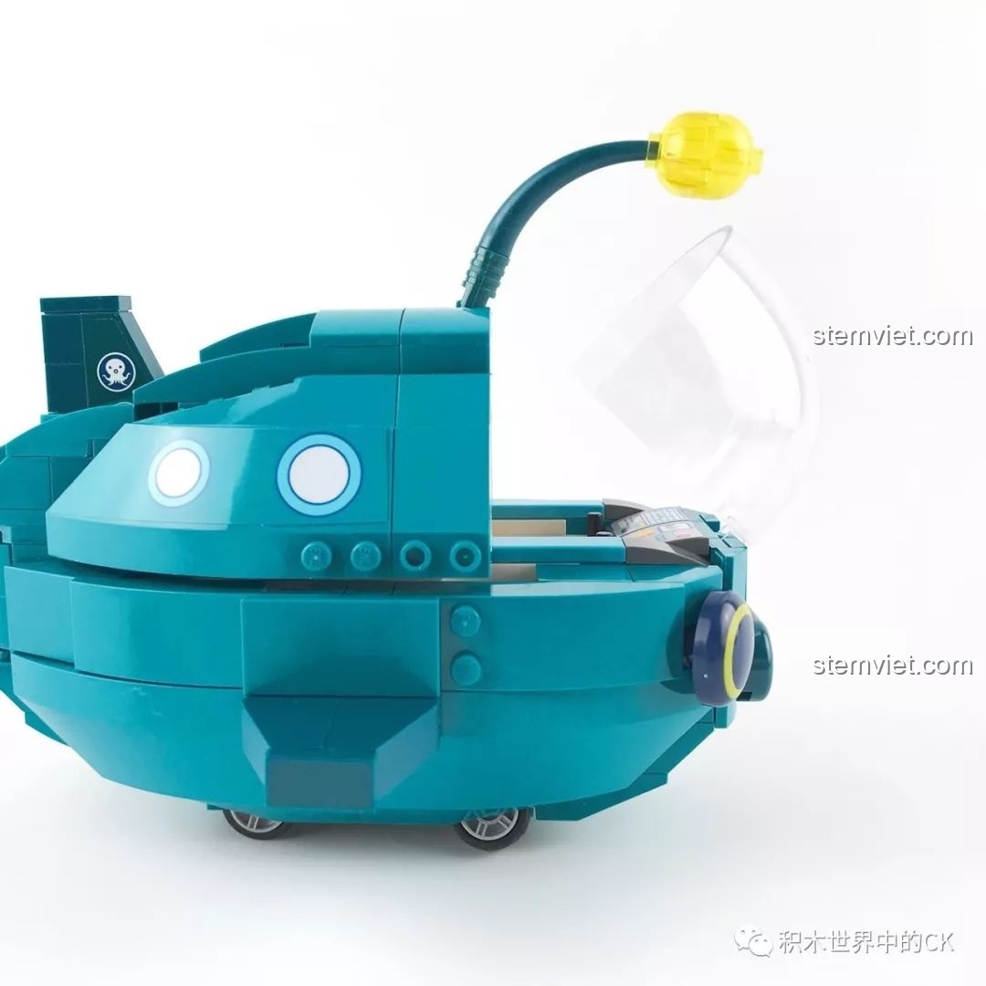 Tính năng mở nắp kính của bộ lắp ráp Tàu Ngầm GUP-A cho con trai 6 tuổi, tăng tính tương tác.