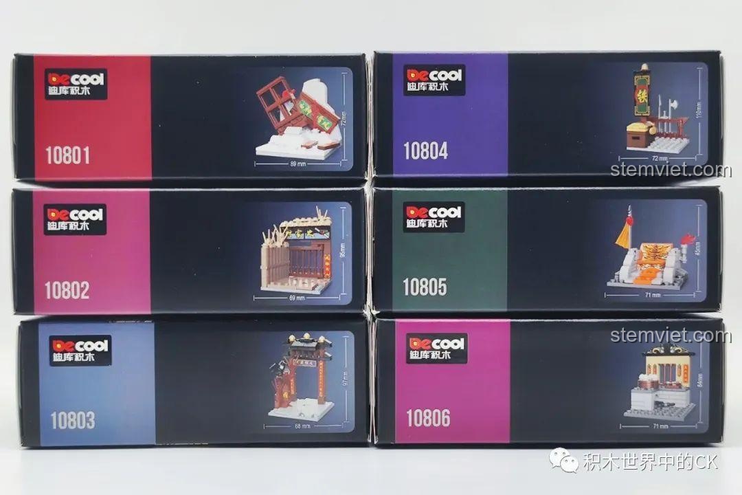 Mặt bên của các hộp đồ chơi lắp ráp Decool Thủy Hử Tiểu Hiệp, hiển thị mã số sản phẩm và kích thước mô hình.