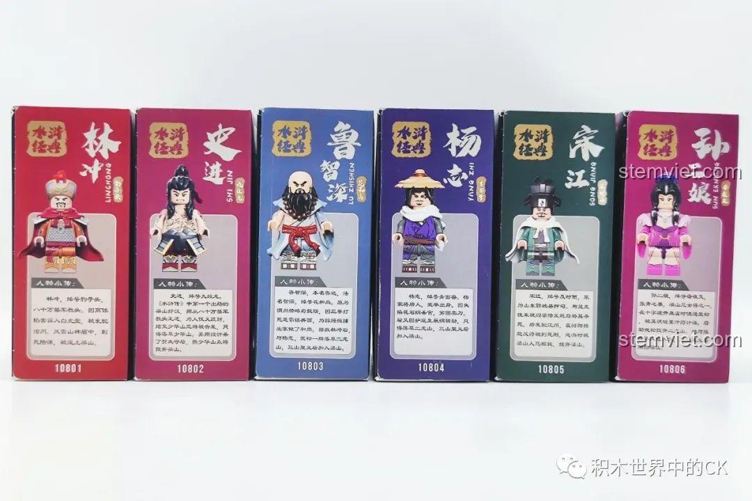 Mặt sau của các hộp đồ chơi lắp ráp Decool Thủy Hử Tiểu Hiệp, hiển thị thông tin tóm tắt về từng nhân vật.