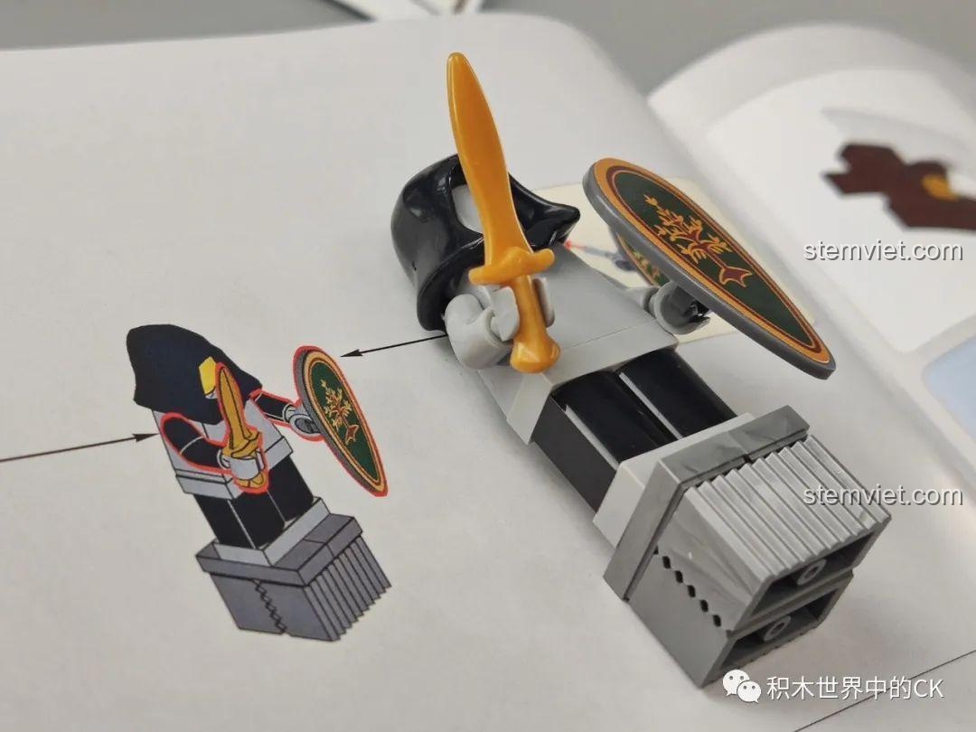 Minifigure hiệp sĩ đi kèm trong bộ lắp ráp Tòa nhà Phố Cổ cho trẻ em 8 tuổi.